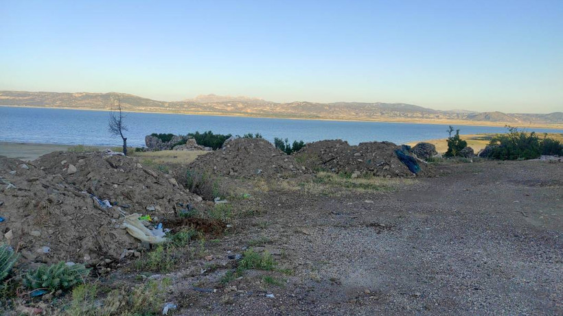 Burdur Gölü kenarına hafriyat ve atık döküldü - Resim: 1